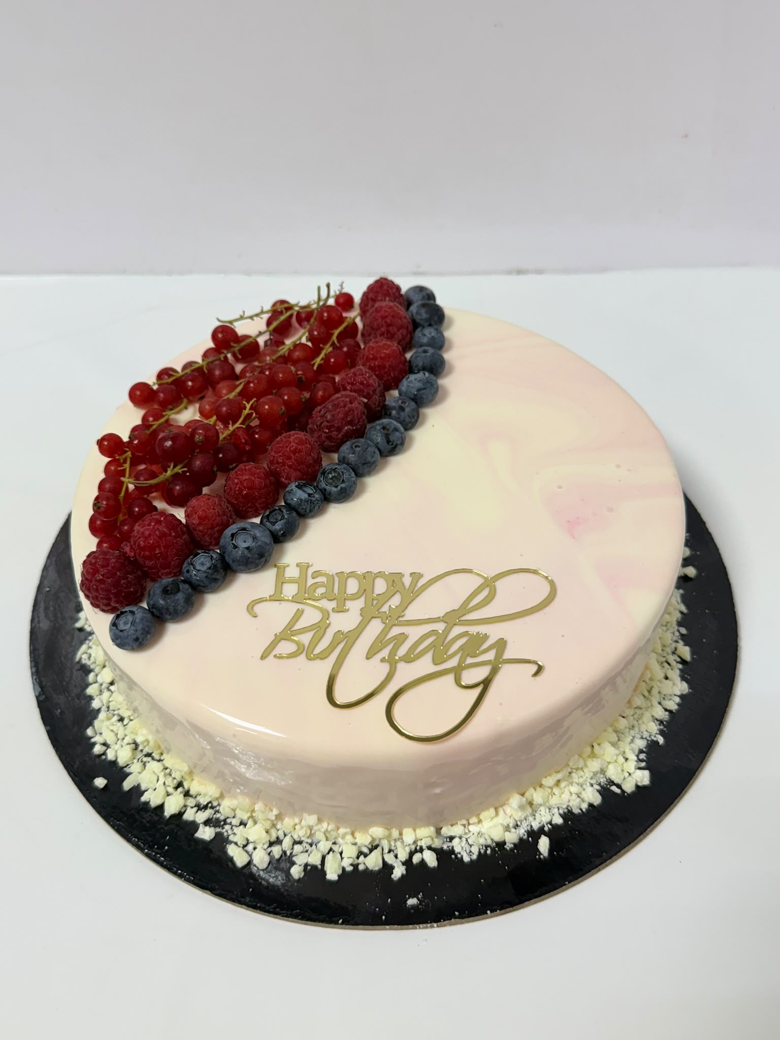 Tort decorat cu fructe de pădure