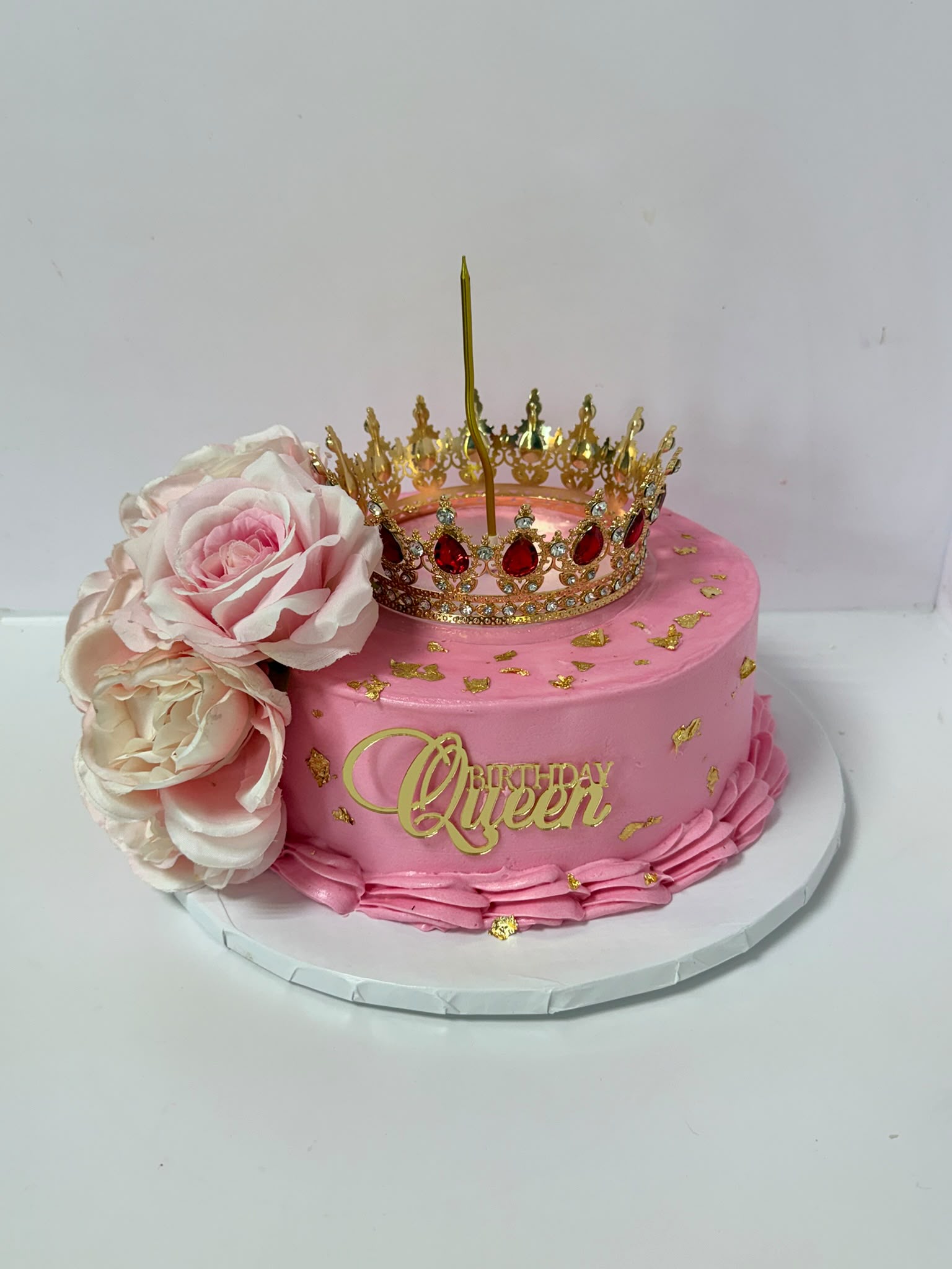Tort roz cu flori și coroană