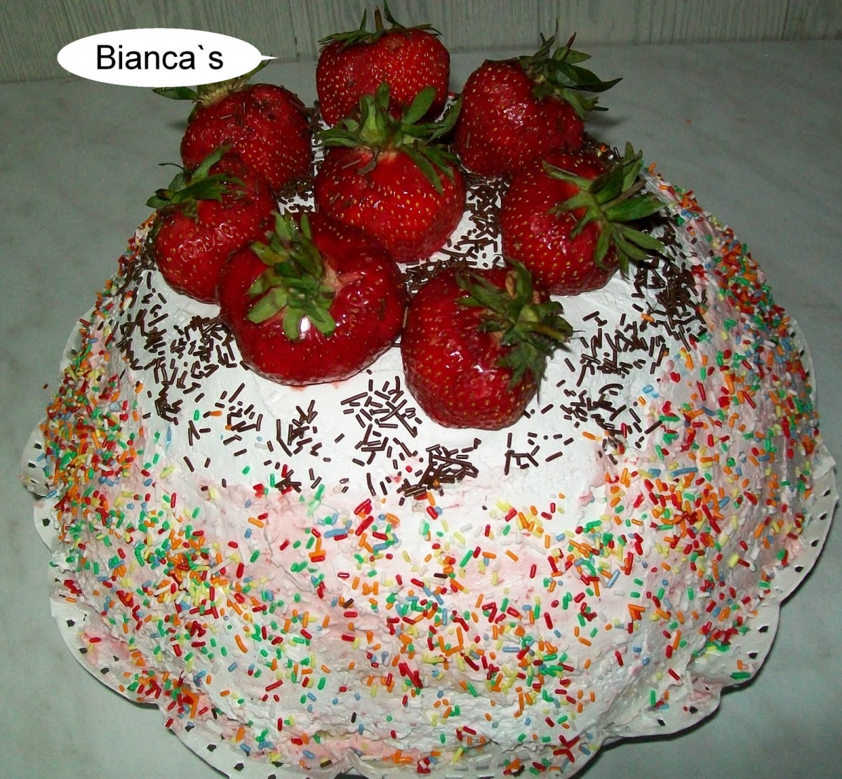 Tort cu mousse de ciocolata si capsuni