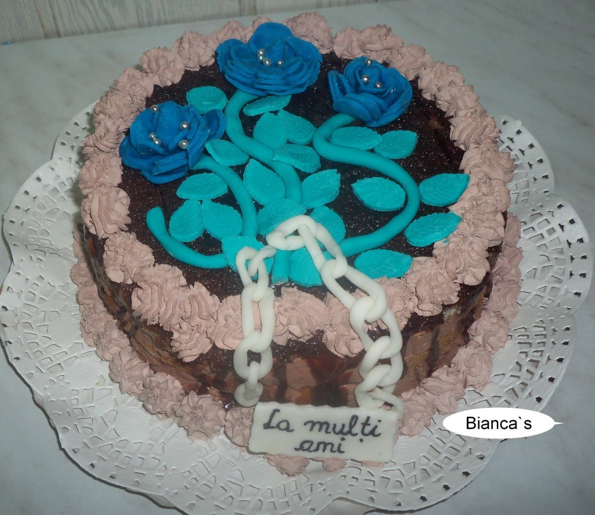 Tort de ciocolata cu trandafiri