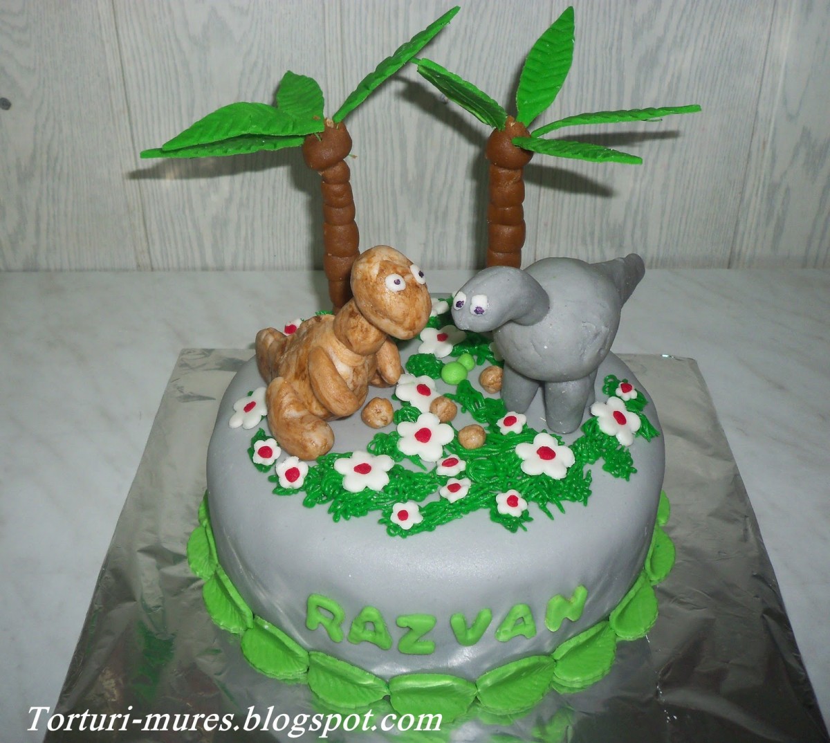 Tort cu dinozauri