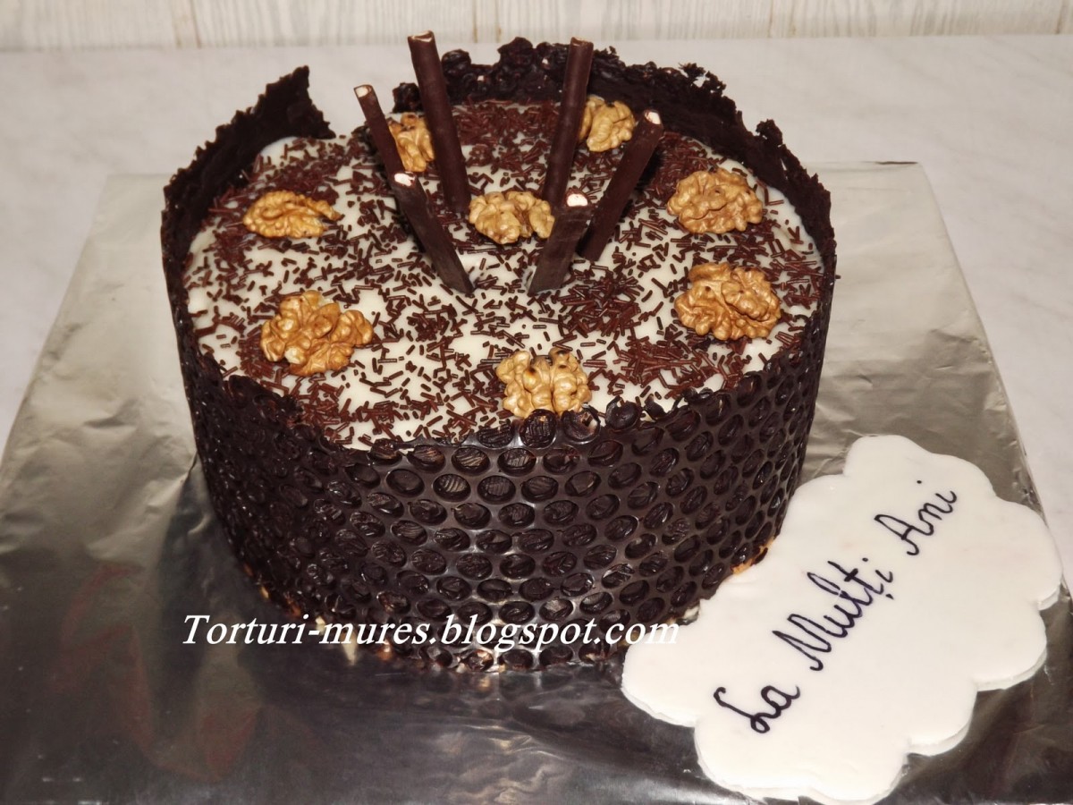 Tort cu bordura de ciocolata