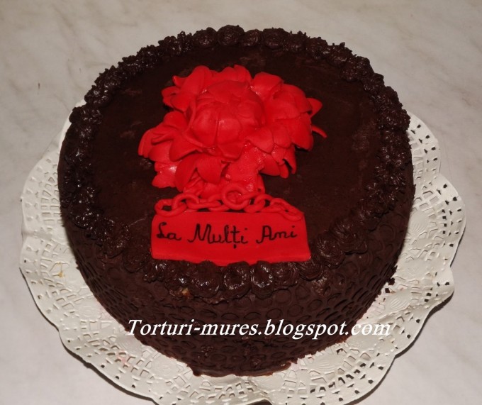 Tort de ciocolata cu floare rosie