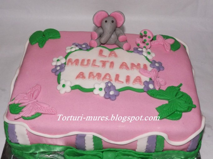 Tort roz cu fluturasi