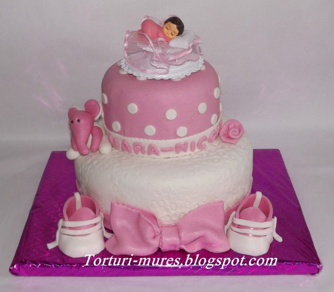 Tort de botez roz