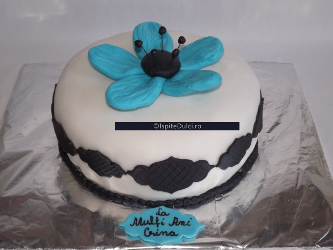 Tort cu floare albastra