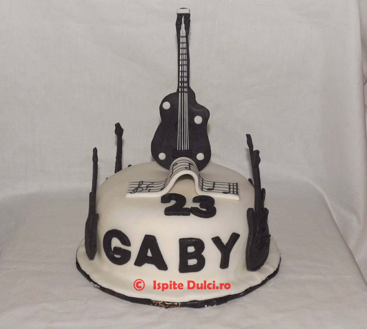Tort cu chitara pentru Gaby