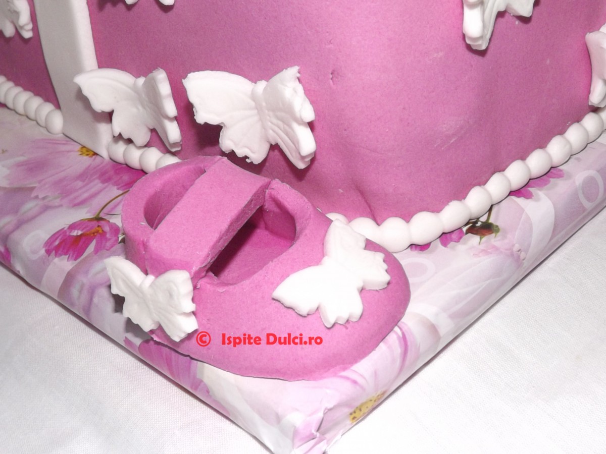Tort de botez cu fluturasi