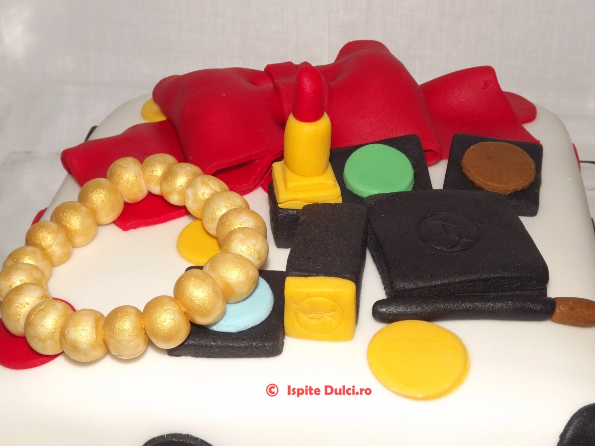 Tort cu farduri Chanel
