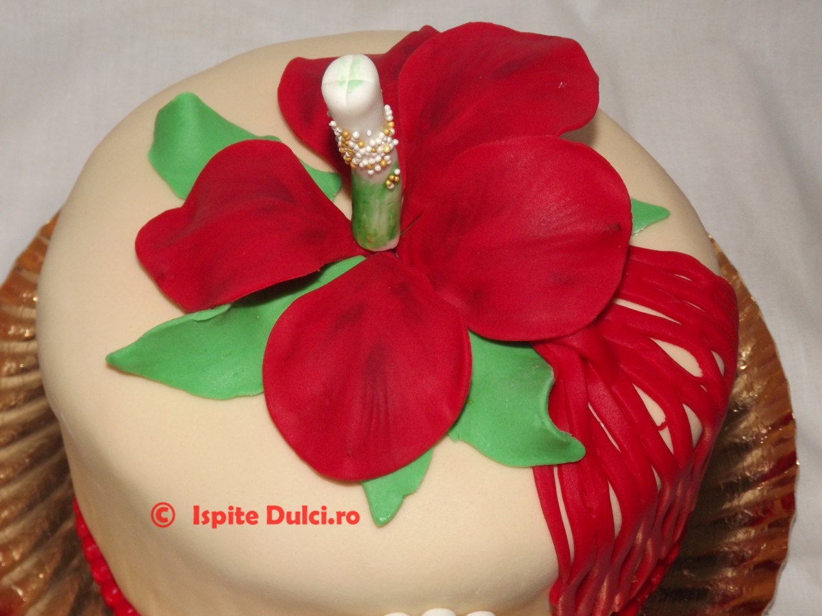 Tort cu floare de hibiscus