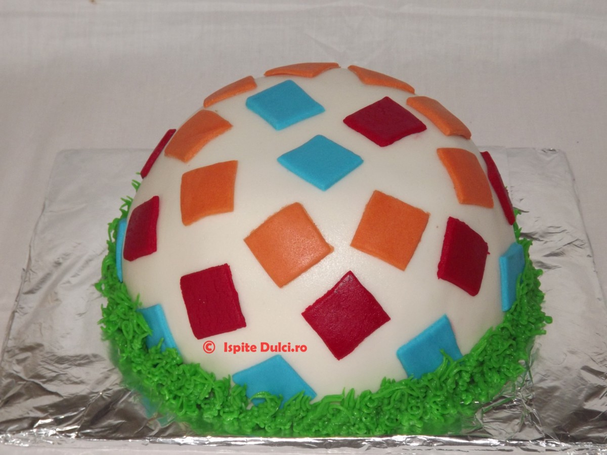 Tort cu minge colorata