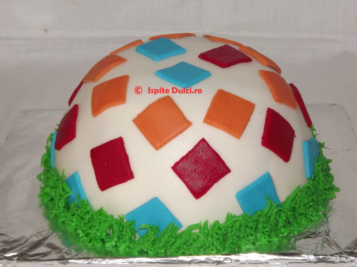 Tort cu minge colorata