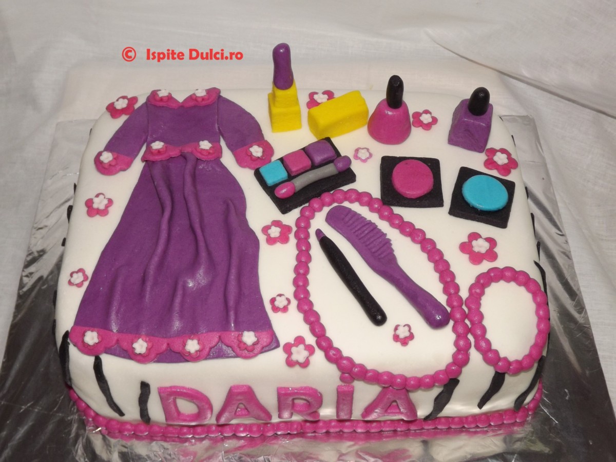 Tort cu rochie si cosmetice