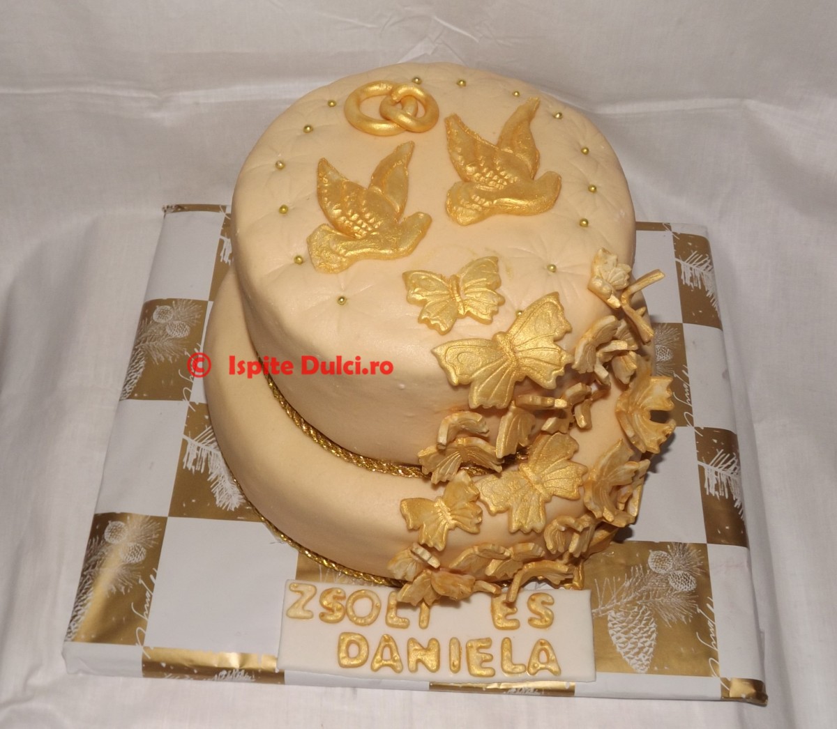 Tort de cununie auriu