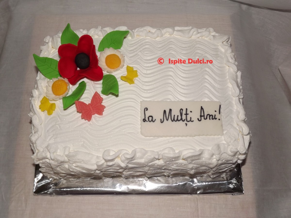 Tort in frisca si flori