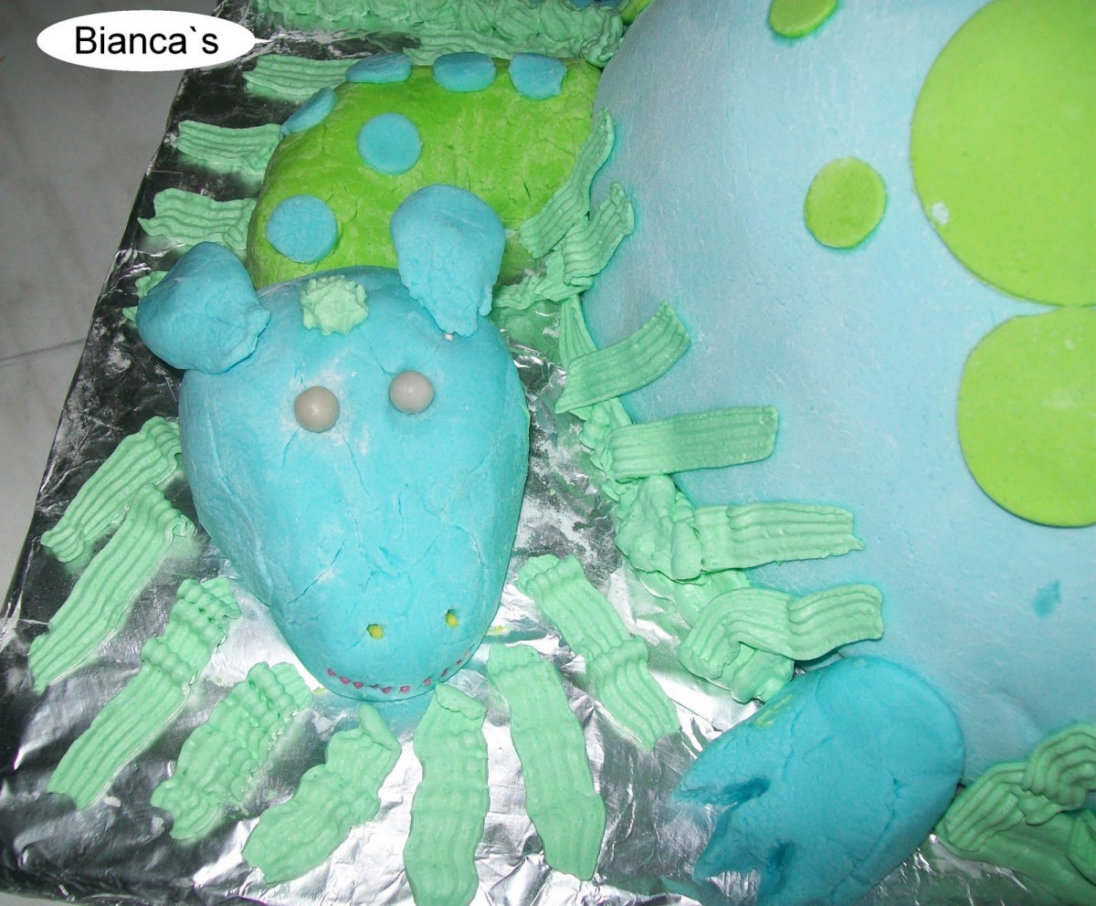 Tort dinozaur Rares- primul meu tort acoperit in fondant!!!