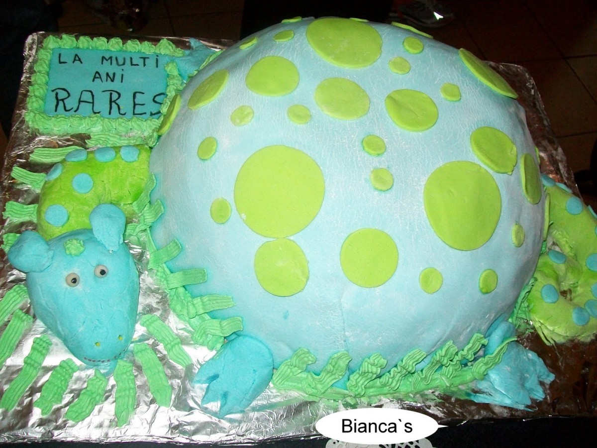 Tort dinozaur Rares- primul meu tort acoperit in fondant!!!