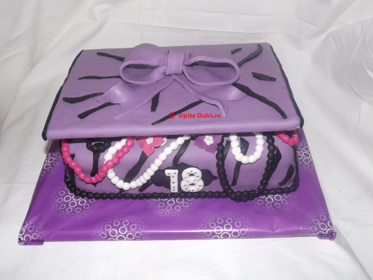 Tort cutie cu bijuterii