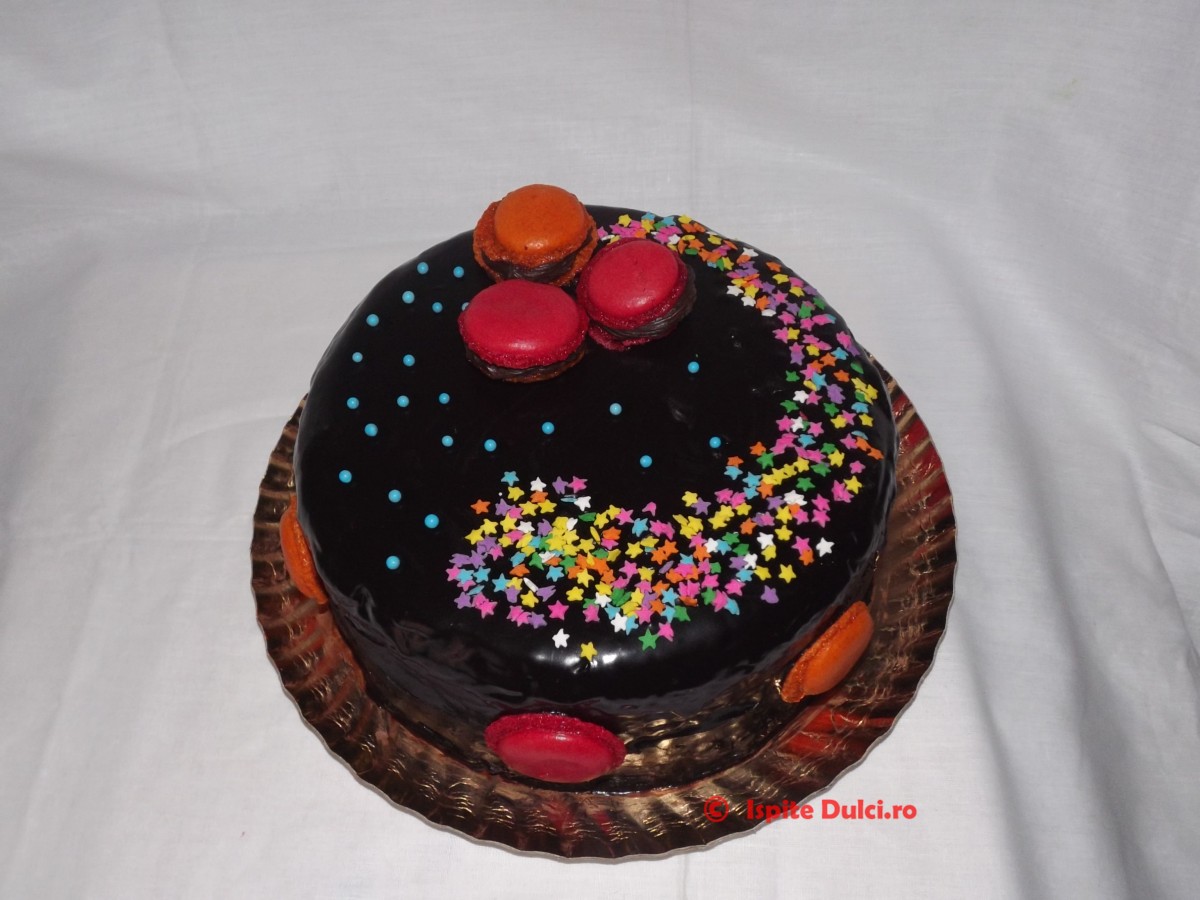Tort de ciocolata cu macarons