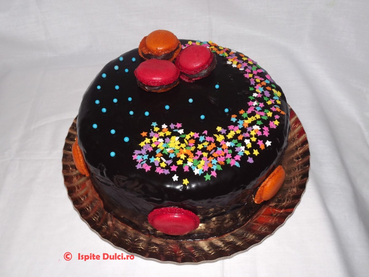Tort de ciocolata cu macarons