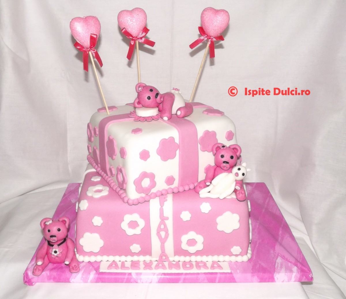 Tort de botez cu ursuleti roz