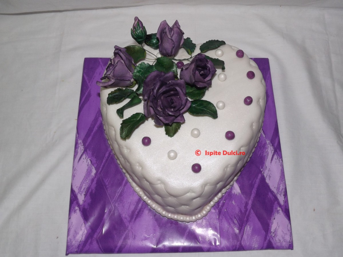 Tort cu trandafiri violet