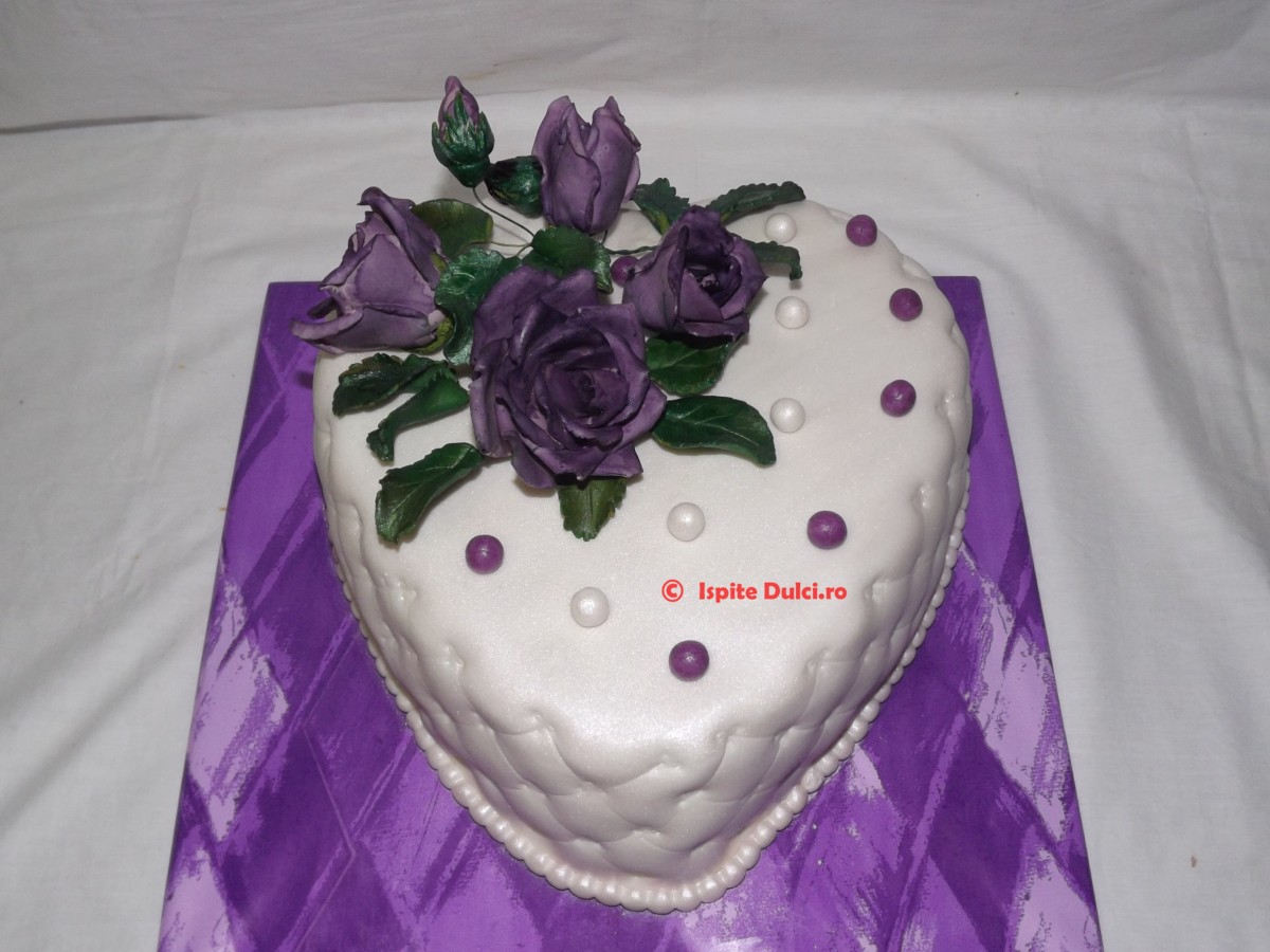 Tort cu trandafiri violet