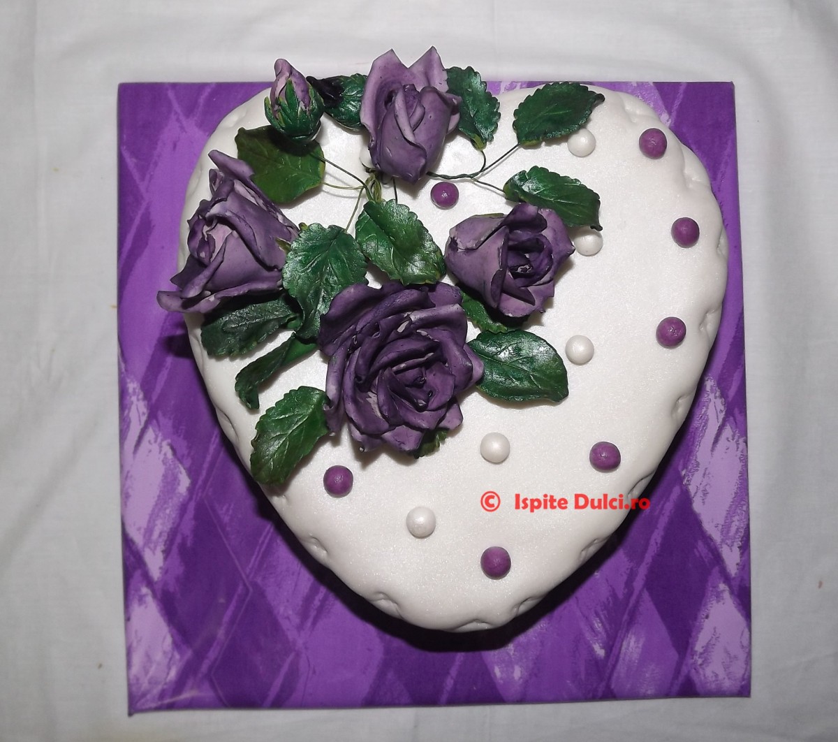 Tort cu trandafiri violet