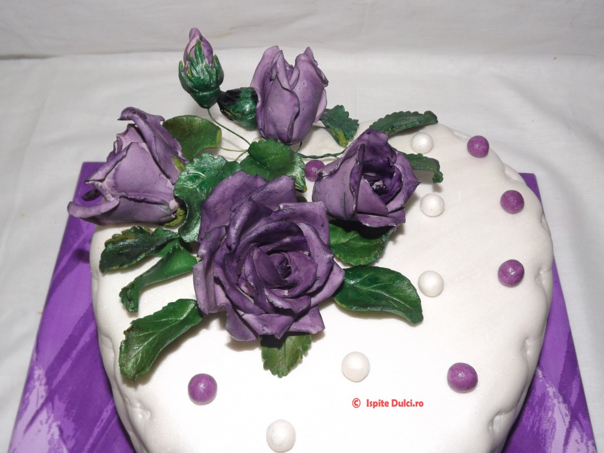 Tort cu trandafiri violet
