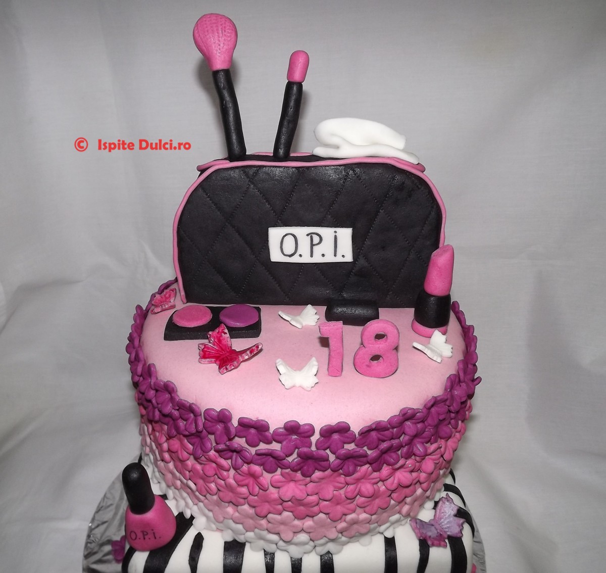 Tort de majorat cu cosmetice