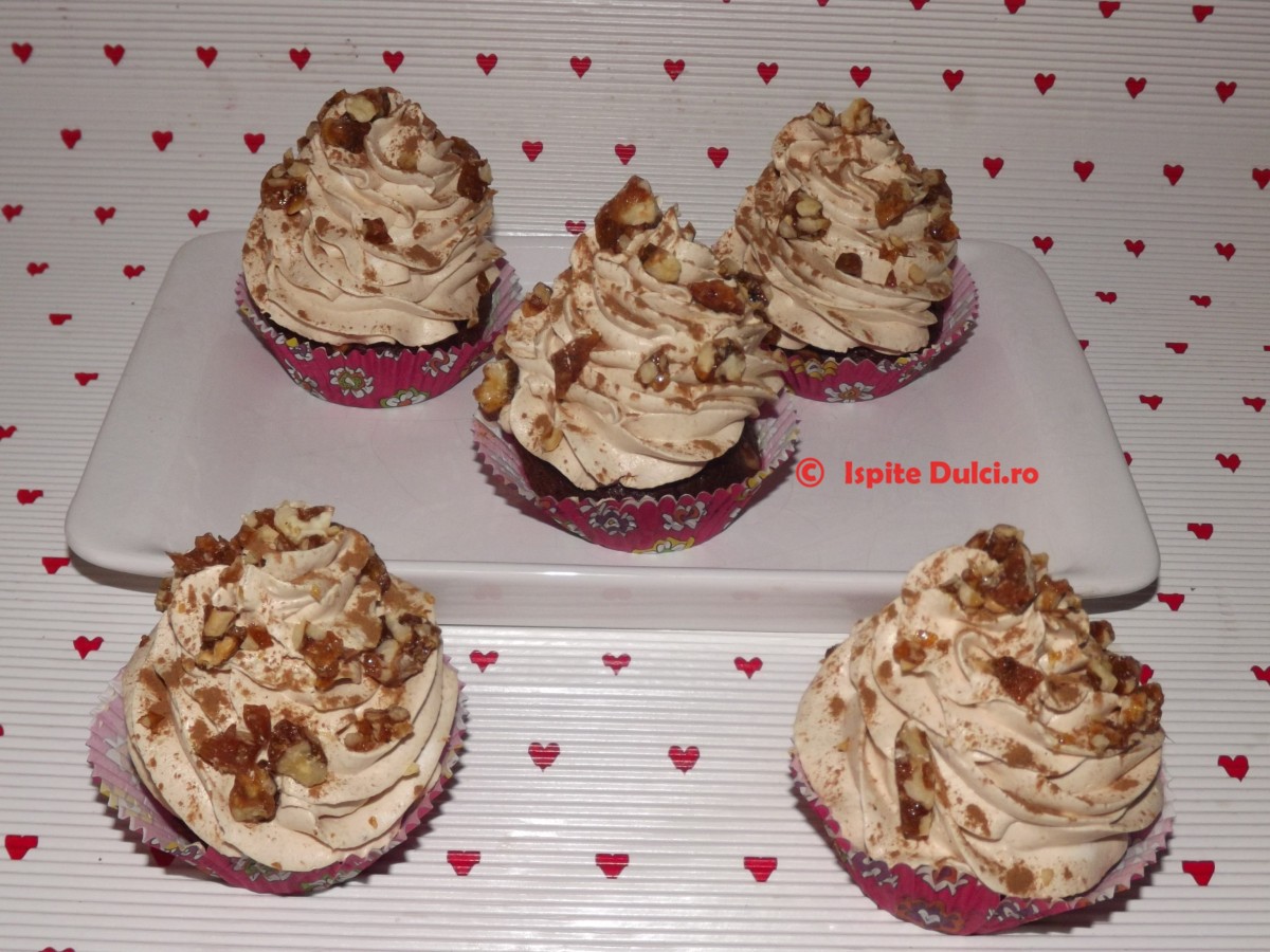 Cupcakes cu crema caramel si nuca caramelizata