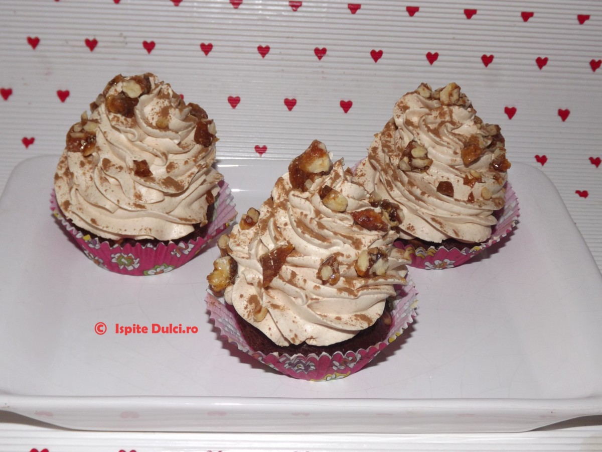 Cupcakes cu crema caramel si nuca caramelizata