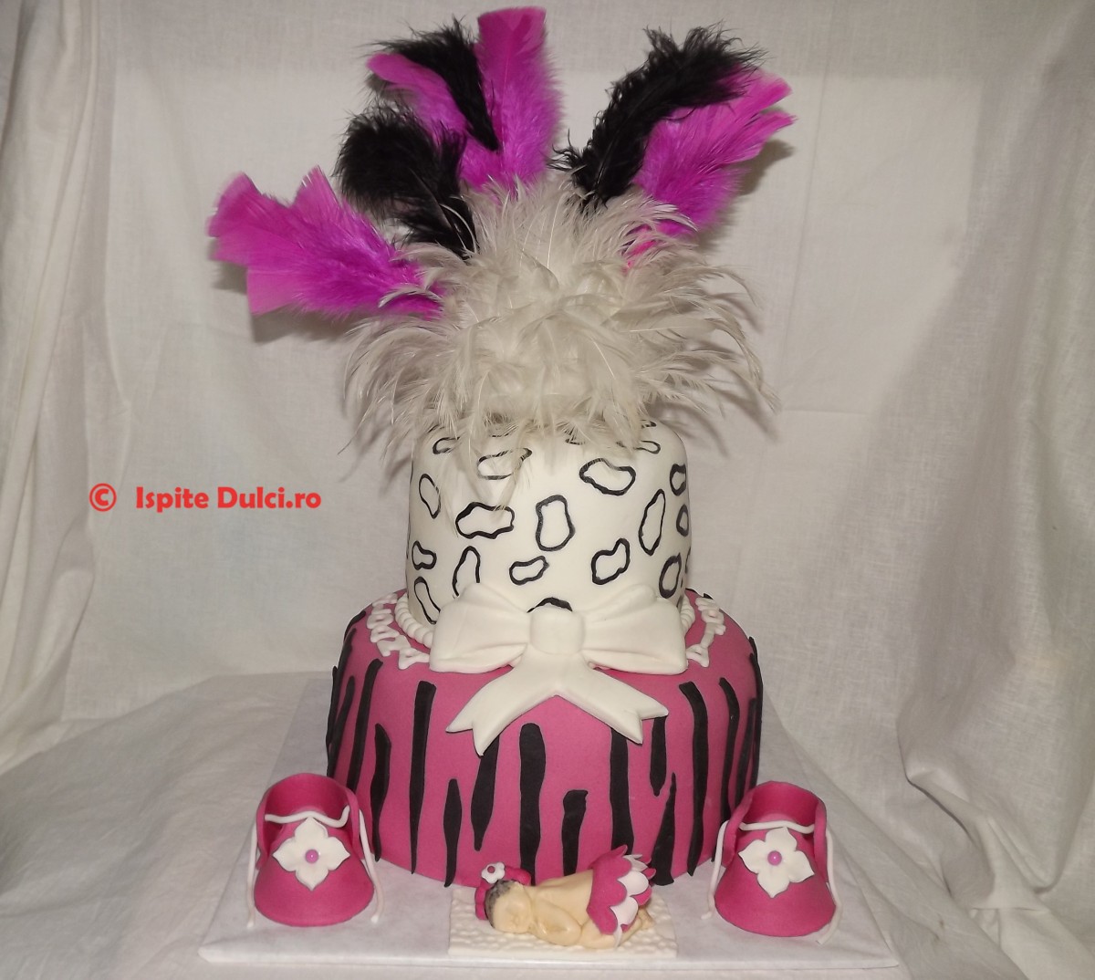 Tort de botez fashion pentru Aldana