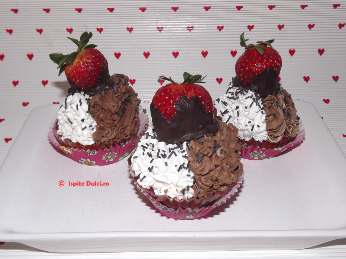 Cupcakes cu crema de ciocolata si crema de branza