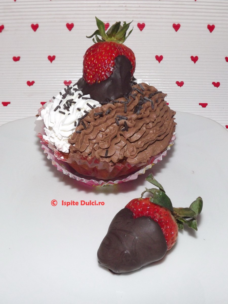 Cupcakes cu crema de ciocolata si crema de branza