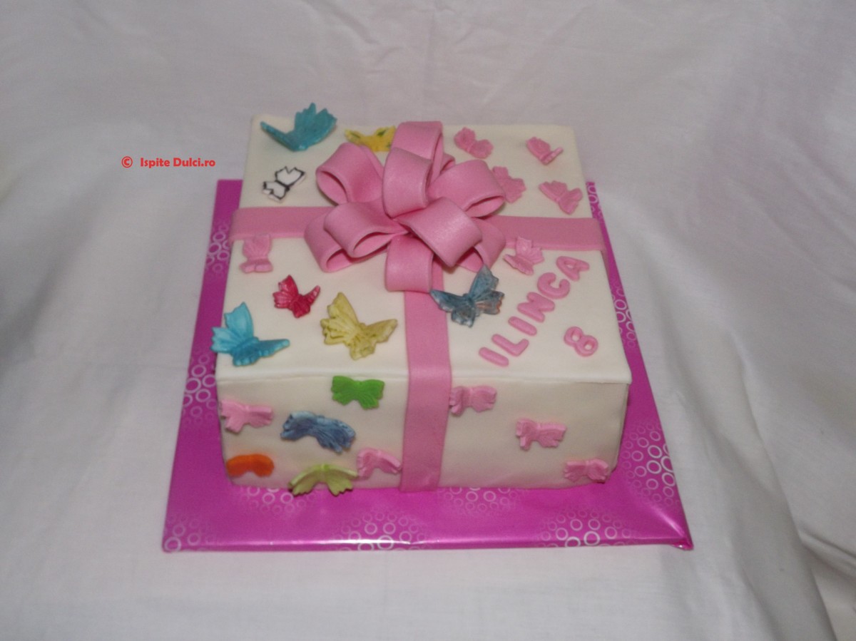 Tort cutie de cadou cu fluturasi