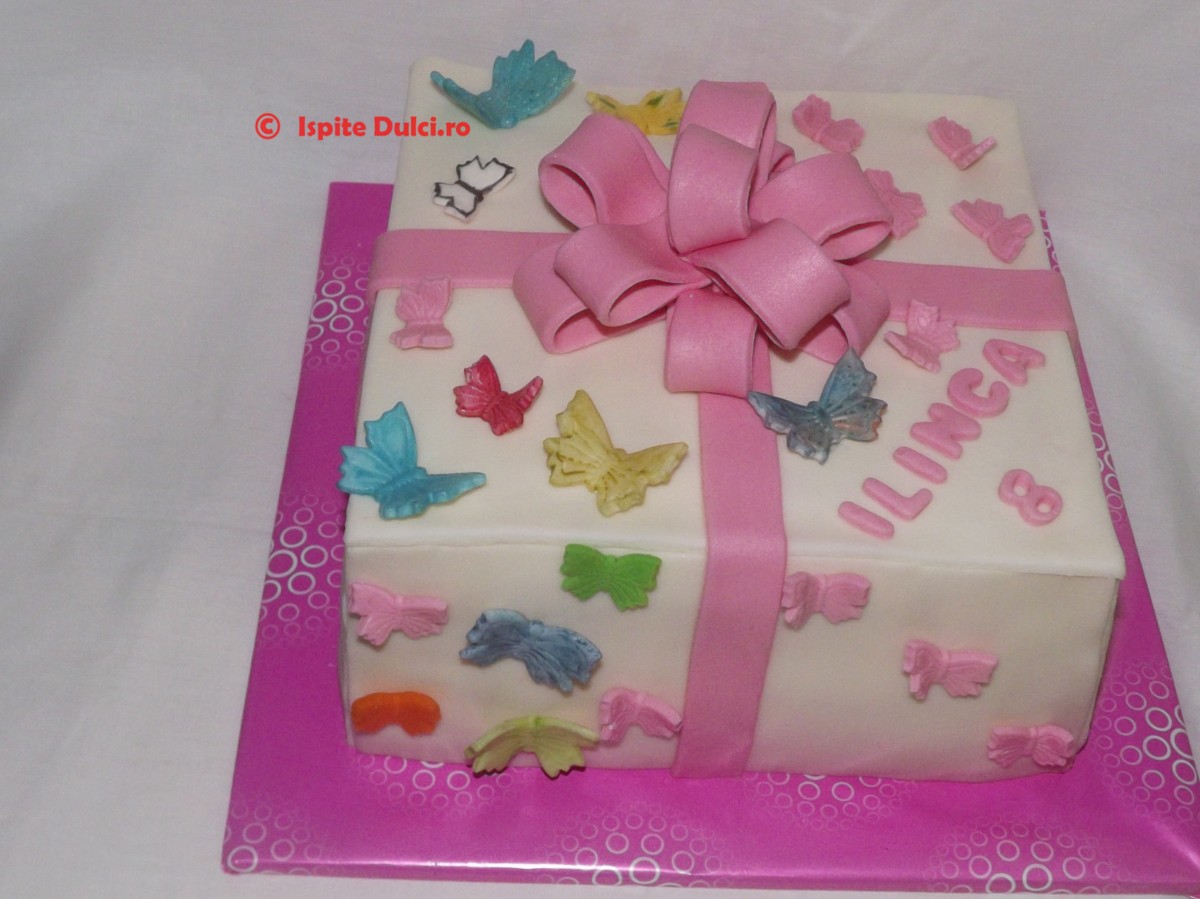 Tort cutie de cadou cu fluturasi