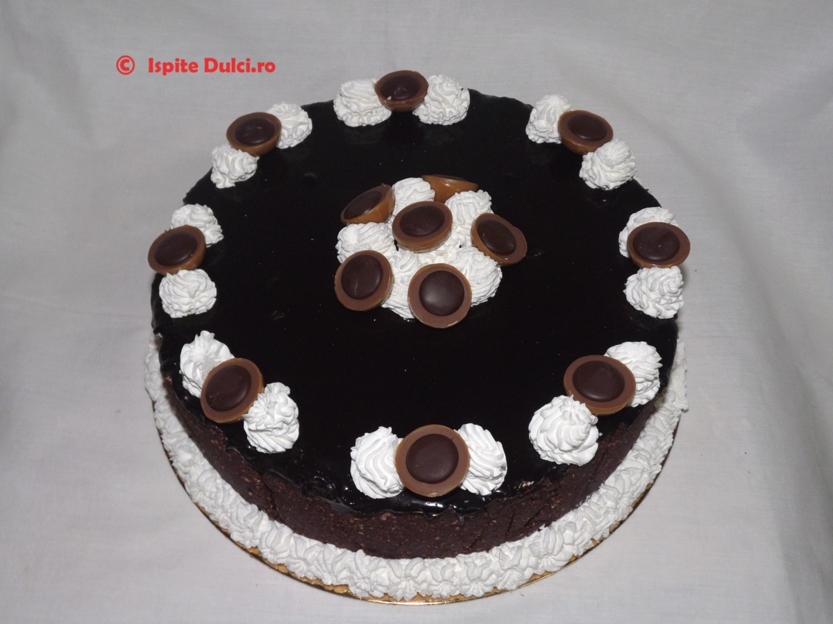 Cheesecake cu caramel si alune
