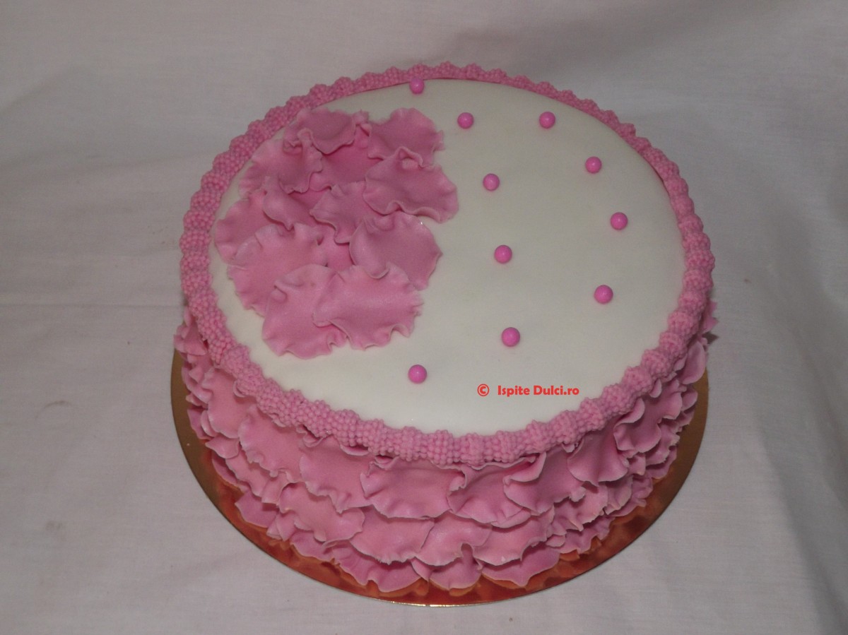 Tort cu petale roz