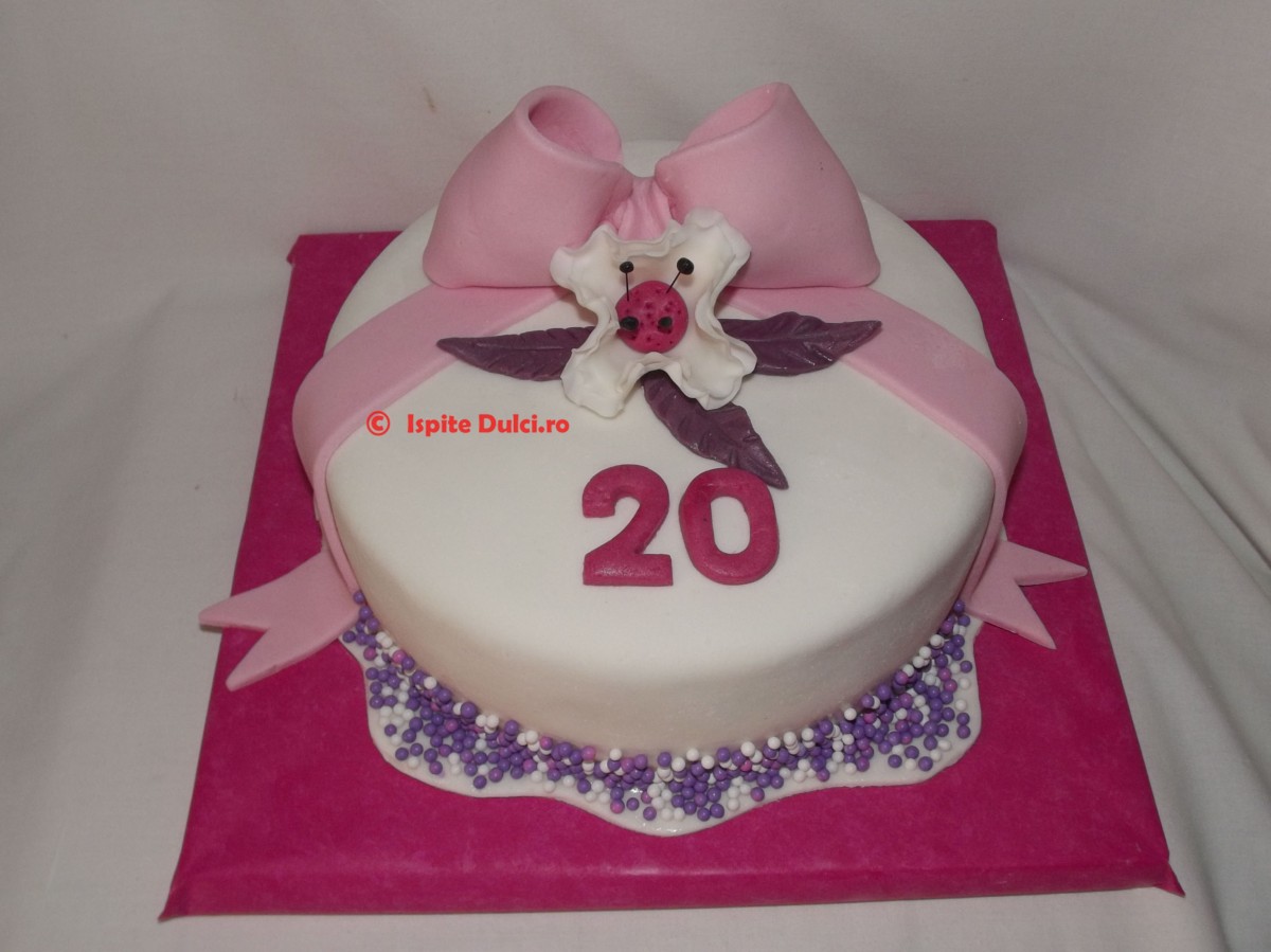 Tort cu fundita roz