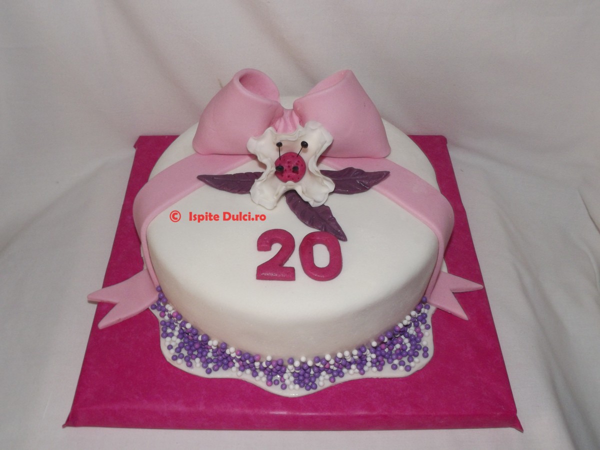 Tort cu fundita roz