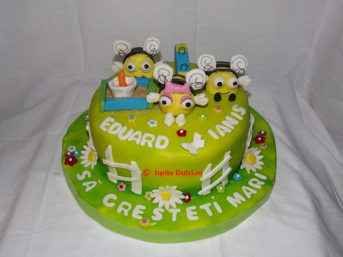 Tort de botez cu albinute