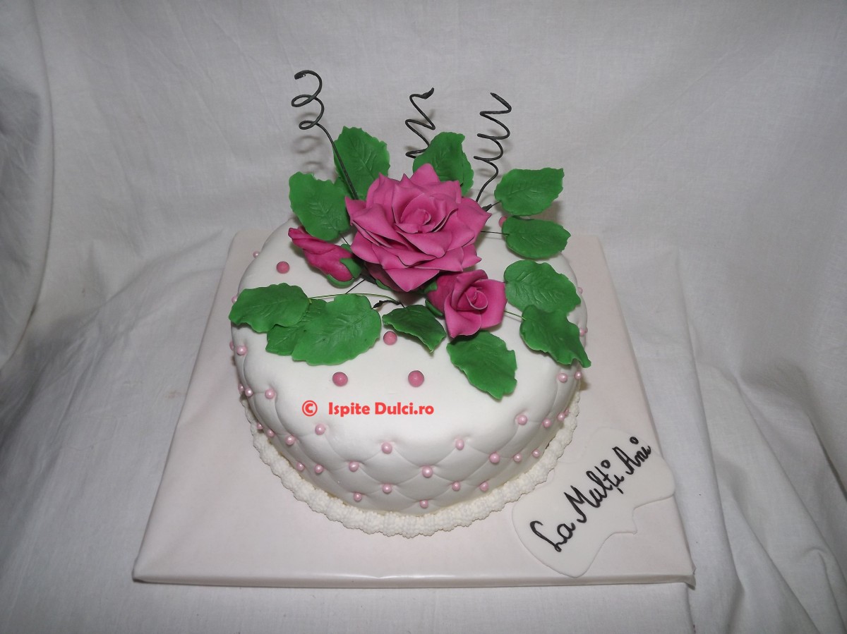 Tort cu trandafiri roz