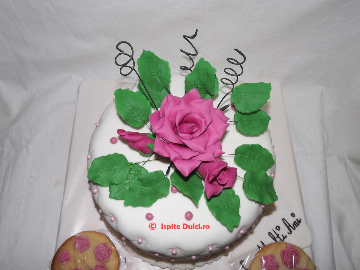 Tort cu trandafiri roz