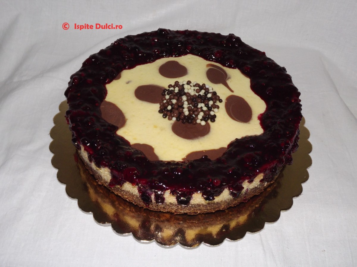 Cheesecake cu ciocolata si piuree de fructe de padure