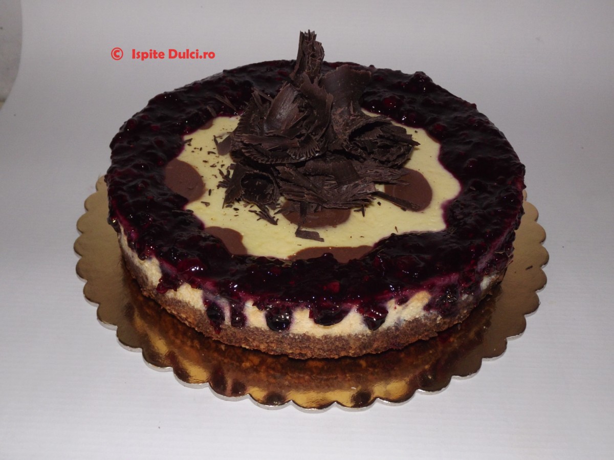 Cheesecake cu ciocolata si piuree de fructe de padure