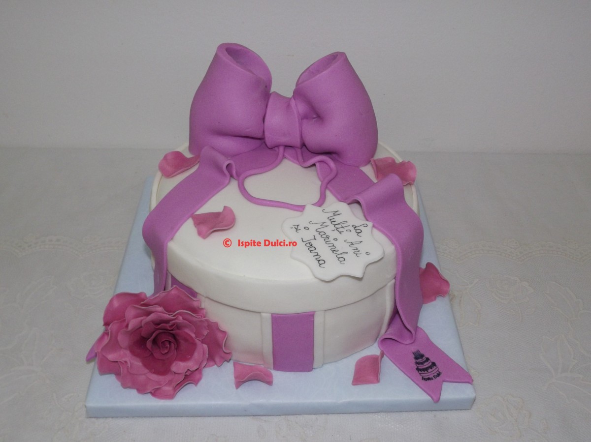 Tort cutie cadou cu trandafir