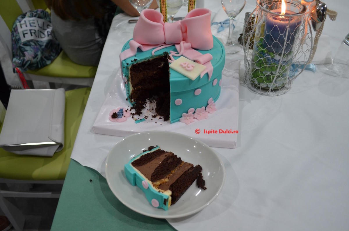 Tort cutie cadou cu fundita