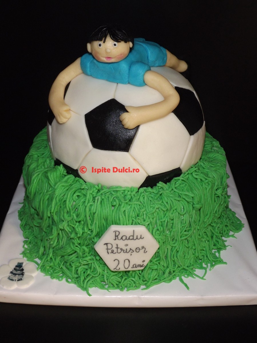 Tort cu minge de fotbal