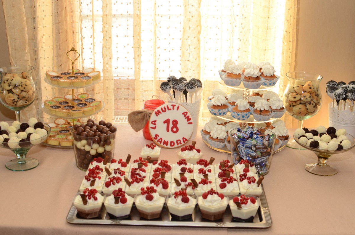 Masa de dulciuri sau candy bar